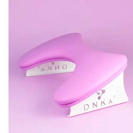 DNKa Reposabrazos anatómico PÚRPURA (dimensiones 43*26*15 cm)